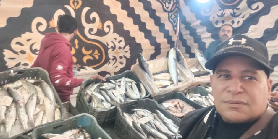 إقبال كثيف على جناح الأسماك بمعرض أهلا رمضان بالعريش.. والأهالي: الأسعار مناسبة والأحجام متنوعة