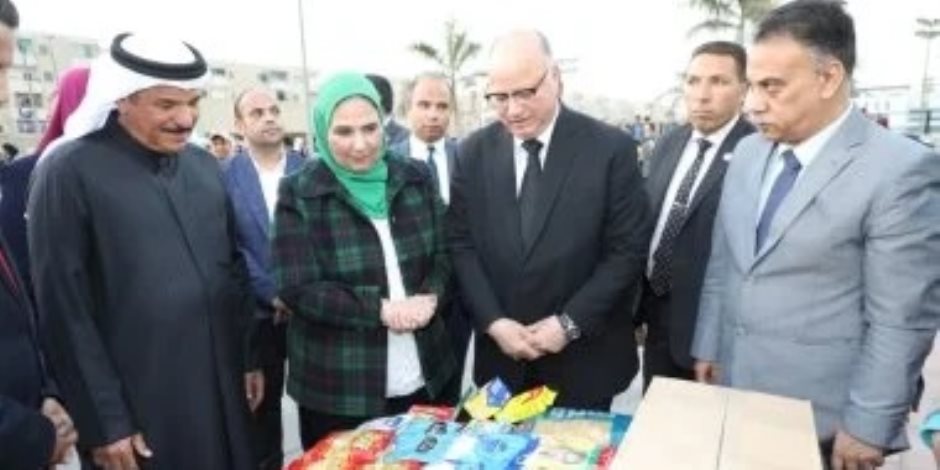 وزيرة التضامن ومحافظ القاهرة يوزعان 3 آلاف كرتونة سلع غذائية بالأسمرات