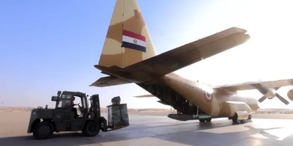 القاهرة تواصل إنزال المساعدات الغذائية والطبية على شمال القطاع بالطائرات.. واستمرار فتح معبر رفح على مدار اليوم