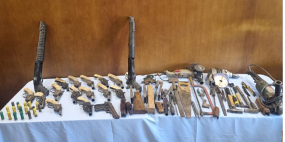 ضبط شخص بسوهاج يدير ورشة لتصنيع الأسلحة النارية بمنزله وبحوزته 18 قطعة سلاح 