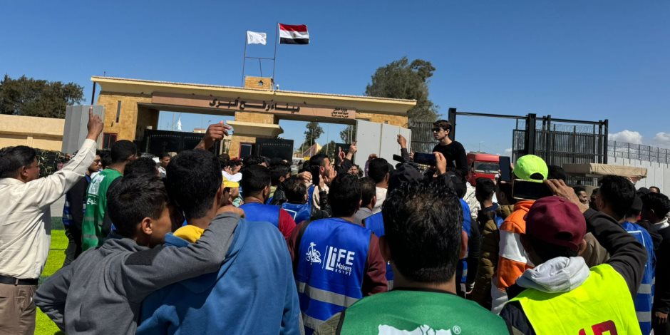 متطوعو التحالف الوطني ينظمون وقفة تضامنية مع الشعب الفلسطيني أمام معبر رفح (صور)