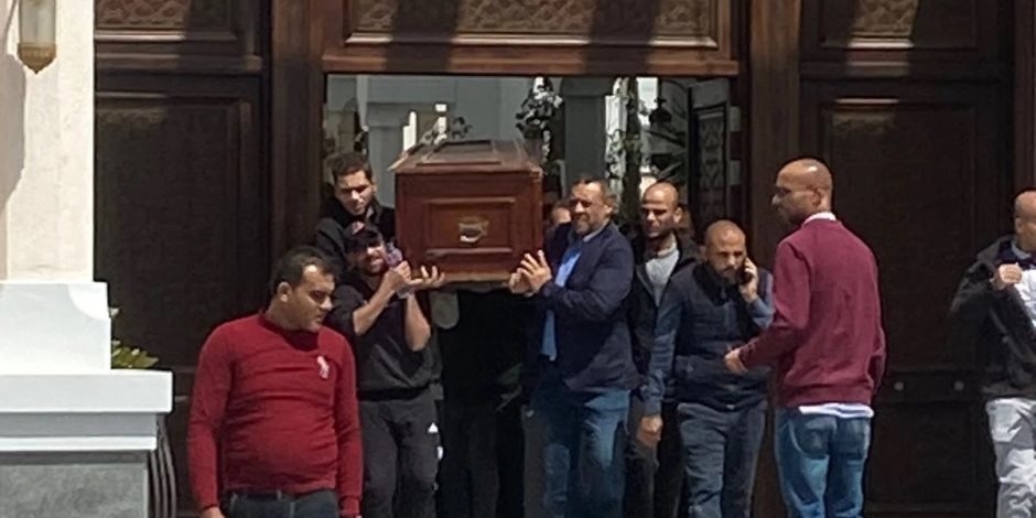 الموسيقار خالد حماد يشيع جثمان والدته إلى مثواها الأخير بمقابر الأسرة
