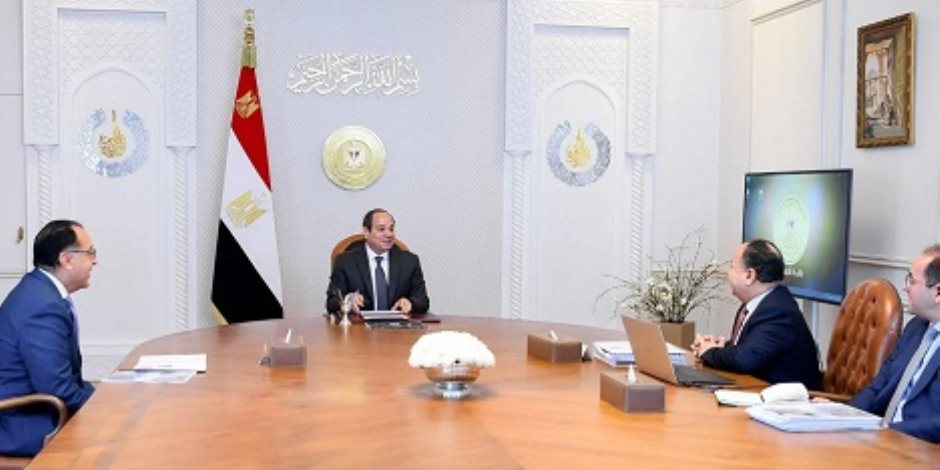 الرئيس السيسي يستعرض مشروع موازنة العام القادم مع وزير المالية ونائبه
