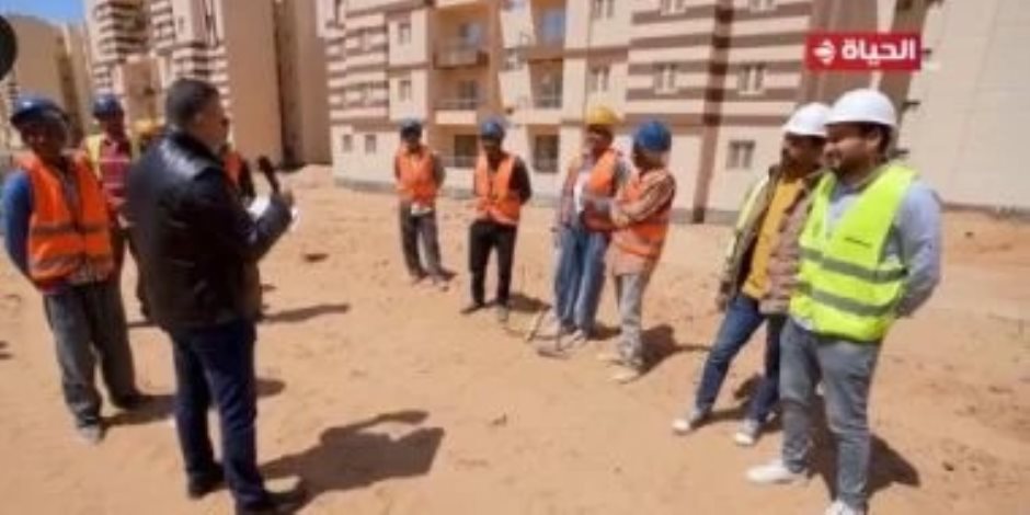 جاوب واكسب.. عمرو الليثي يفاجئ العمال بحدائق العاصمة الإدارية بمكافآت مالية