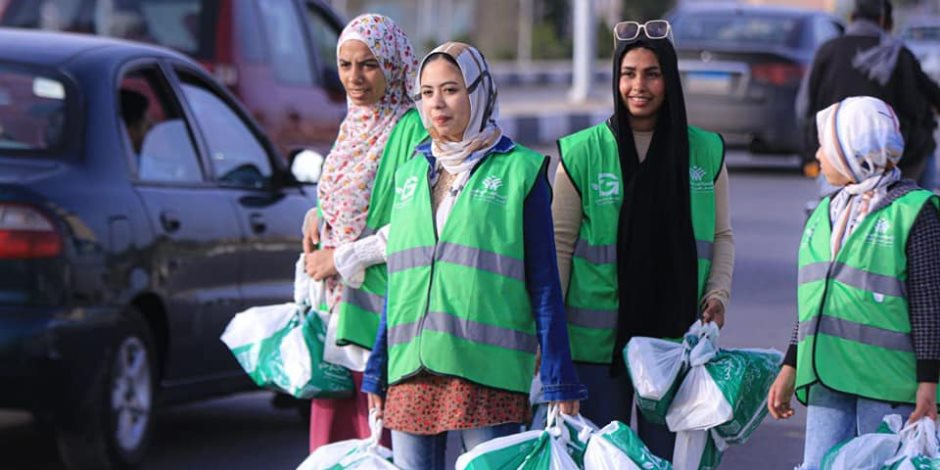 متطوعو التحالف الوطنى ينفذون مبادرة لإفطار الصائمين المسافرين على طريق القاهرة الفيوم