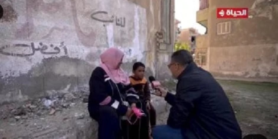 عمرو الليثي يجبر بخاطر سيدة مصرية تنتظر حتى خروج أولادها من الدرس