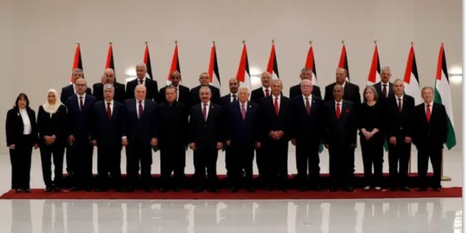 الحكومة الفلسطينية الجديدة تؤدي اليمين الدستورية أمام الرئيس محمود عباس