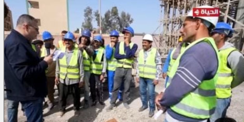 عمرو الليثي يهدي العاملين بمحطة الصرف الصحي بقرية شرشابة جوائز مالية 