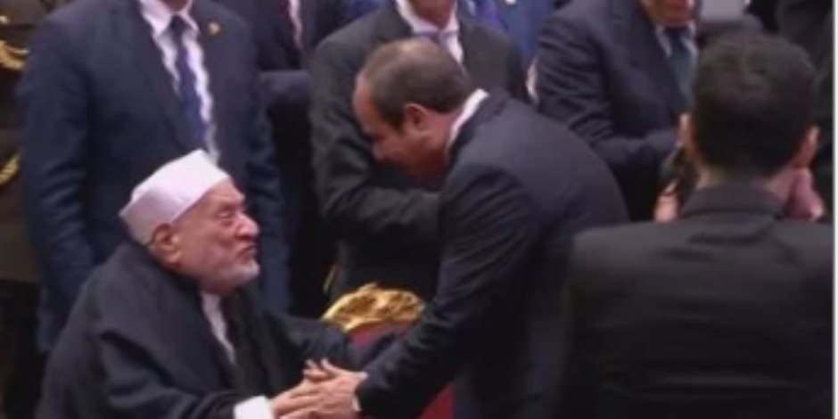 الرئيس السيسي يصافح الدكتور أحمد عمر هاشم خلال احتفالية ليلة القدر