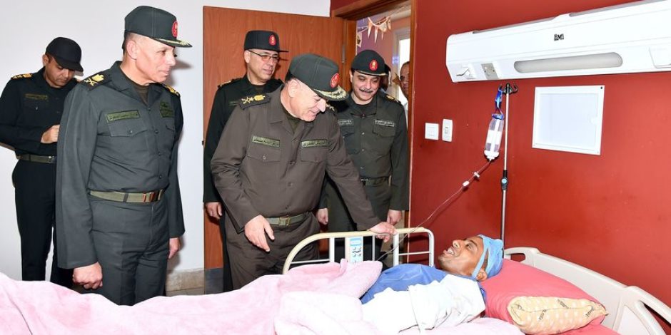 الفريق أسامة عسكر يزور عددا من المصابين بمستشفى القوات المسلحة بالحلمية للعظام والتكميل  