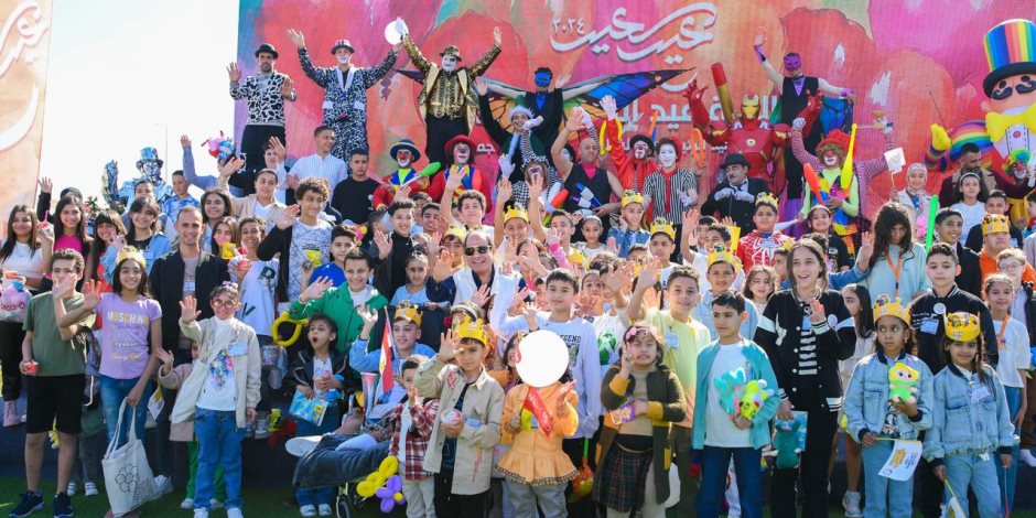  الرئيس السيسي يشارك أسر وأبناء الشهداء وعائلات فلسطينية من غزة احتفالية عيد الفطر "صور"