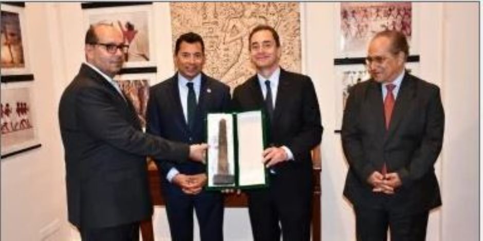 السفير الفرنسي بالقاهرة يزور المتحف الأولمبي ويشيد بإنجازات الرياضة المصرية