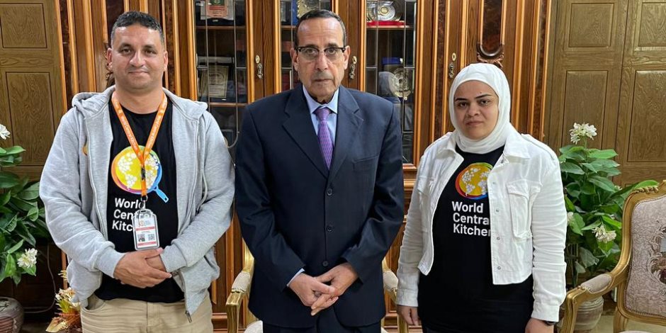 محافظ شمال سيناء يستقبل وفد من منظمة المطبخ المركزي العالمي خلال زيارته لمدينة العريش