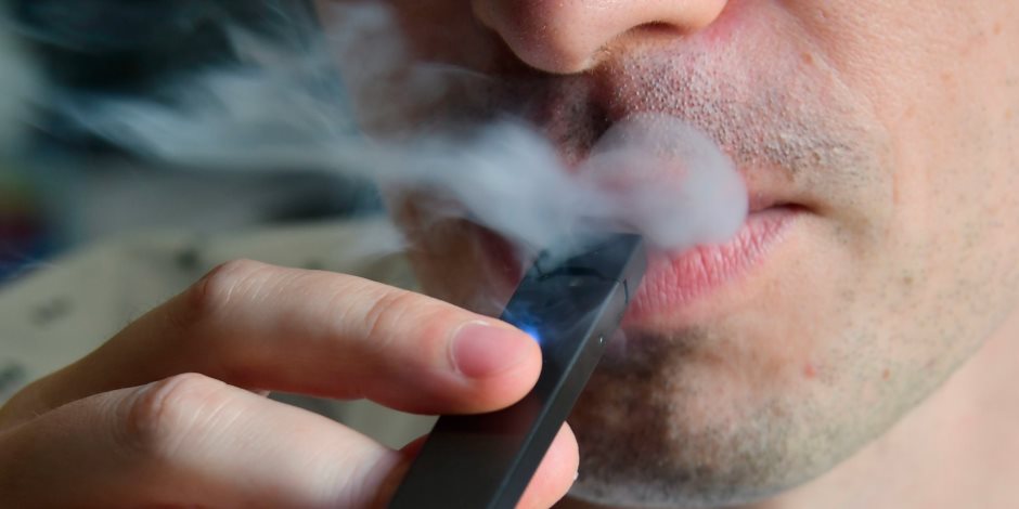 تسبب الإدمان.. الصحة تكشف خطورة السجائر الإلكترونية 