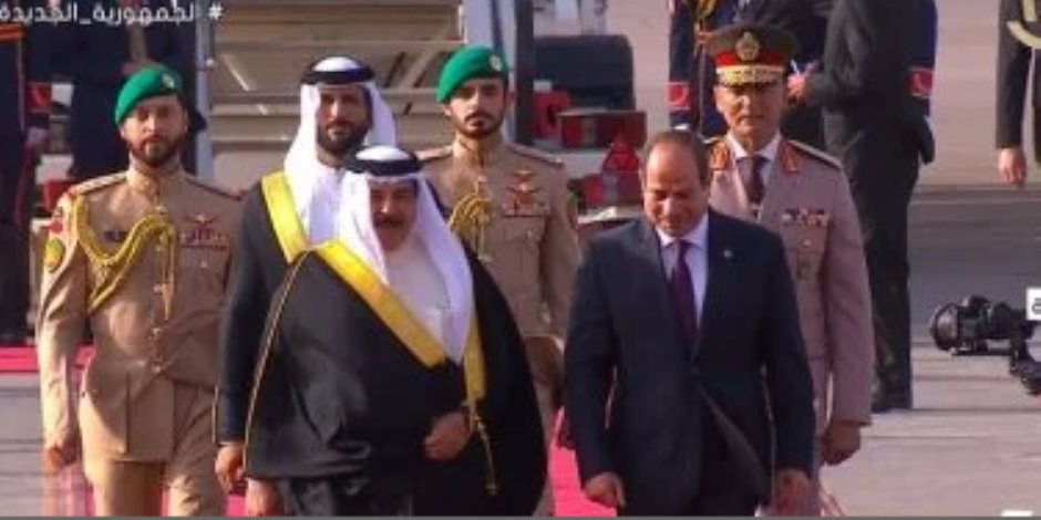 الرئيس السيسى يستقبل العاهل البحرين فى مطار القاهرة