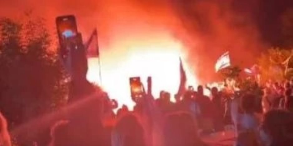 احتجاجا على نتنياهو.. إسرائيليون يحرقون شوارع قيسارية المحتلة.. فيديو