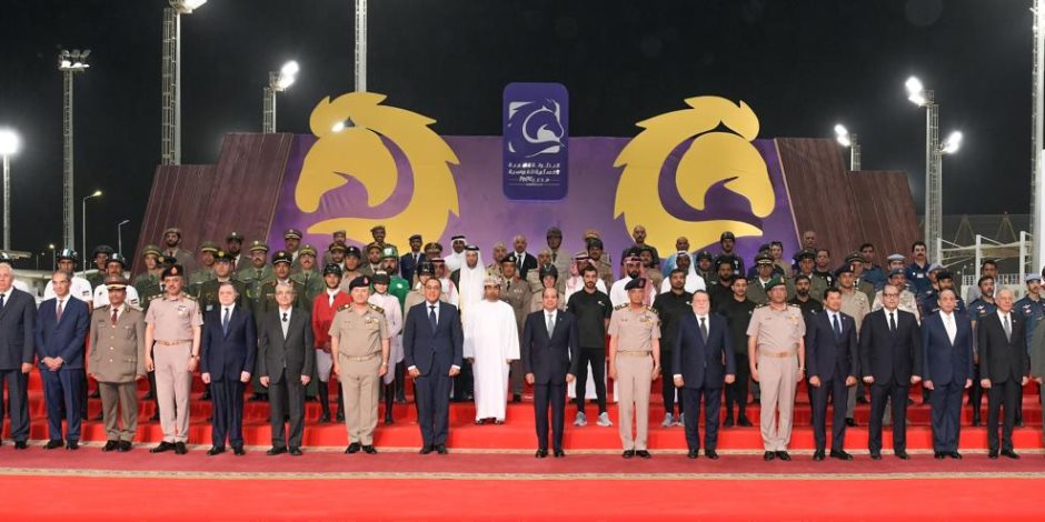 الرئيس السيسي يلتقط صورة تذكارية مع المشاركين في البطولة العربية العسكرية للفروسية