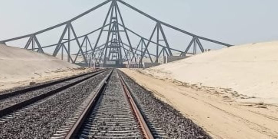 مصر تحتفل بذكرى تحرير سيناء بتنمية شاملة.. القطارات تعود وتعبر كوبرى الفردان الجديد (صور)