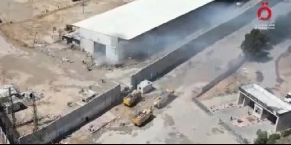 عناصر الإطفاء المصرية تتدخل للسيطرة على الحرائق فى مخازن المساعدات بالجانب الفلسطينى بعد استهدافها "فيديو"