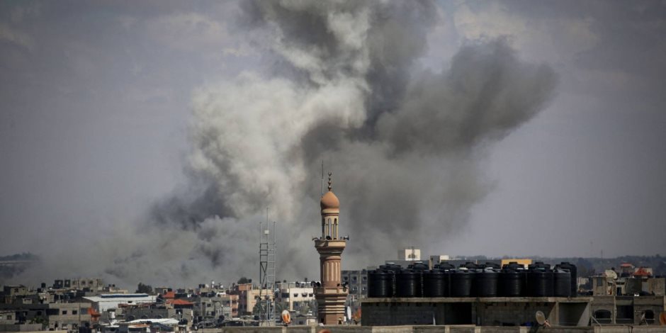 «القاهرة الإخبارية»: قصف مدفعي وغارات عنيفة لجيش الاحتلال على رفح الفلسطينية
