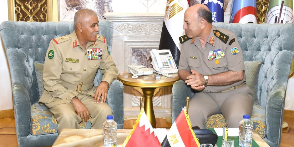 الفريق أسامه عسكر يلتقى رئيس هيئة الأركان بقوة دفاع البحرين