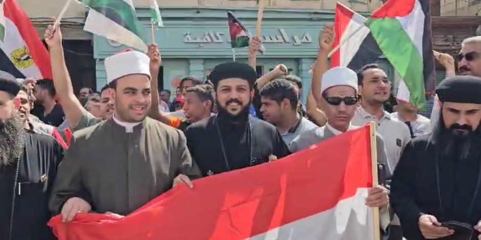 «مسلمون ومسيحيون».. مظاهرات مؤيدة لفلسطين وتدعم جهود الدولة المصرية في ميدان الشبان المسلمين بسوهاج (فيديو)