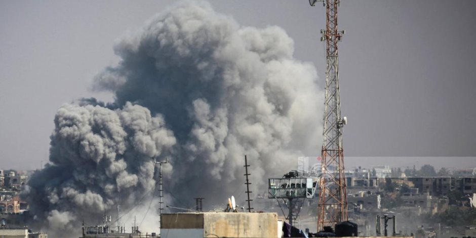 القاهرة الإخبارية: استشهاد 7 فلسطينيين وإصابة العشرات بقصف إسرائيلي فى النصيرات ودير البلح