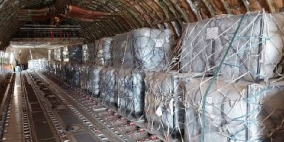 مطار العريش يستقبل طائرة مساعدات محملة بـ 1530 خيمة لأهالي غزة