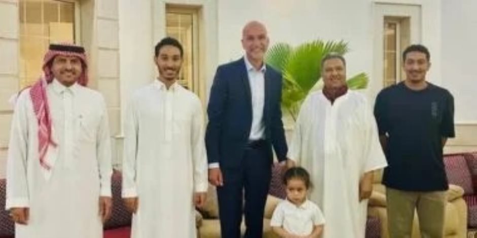 محمد عبده يطمئن جمهوره على صحته بأول ظهور مع أبنائه