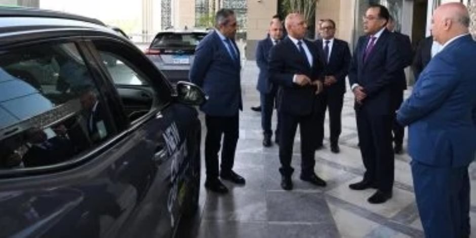 رئيس الوزراء يتفقد سيارات "تاكسى العاصمة" أمام مقر المجلس بالعاصمة الإدارية