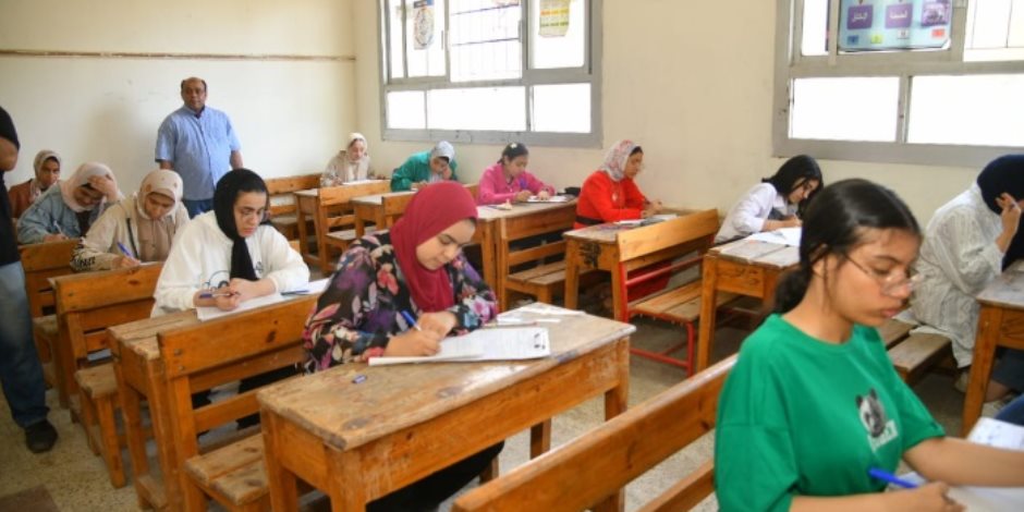 «التعليم» توجه بحظر دخول التليفونات لجان امتحانات الشهادة الإعدادية