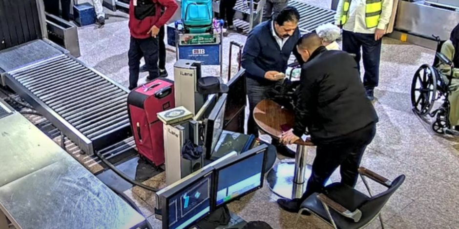 شاهد.. كاميرات المراقبة بمطار القاهرة تكذب واقعة سرقة عملات أجنبية من راكب (فيديو) 