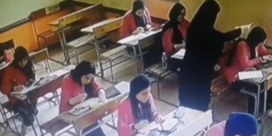 المعلمة صاحبة فيديو التهوية على الطالبات أثناء الامتحان: ما فعلته بدافع إنساني