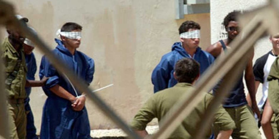 صحيفة الجارديان: انتهاكات جسدية وعقلية كبيرة ضد الفلسطينيين فى معتقلات إسرائيل