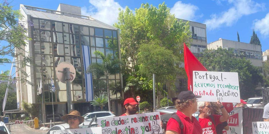 متظاهرون إسرائيليون يدعون دول أوروبا للاعتراف بدولة فلسطين أمام سفارة اسبانيا