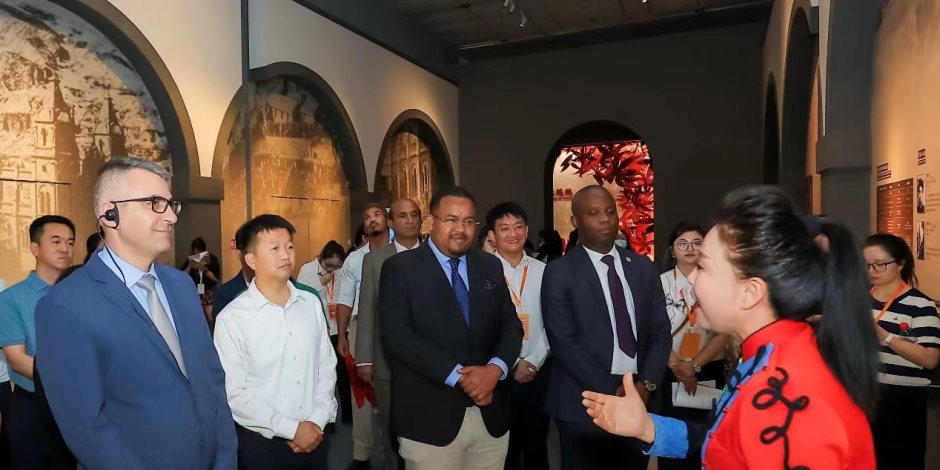 دبلوماسيون يشاركون في افتتاح معرض الأغنية الشعبية بشنتسي الصينية