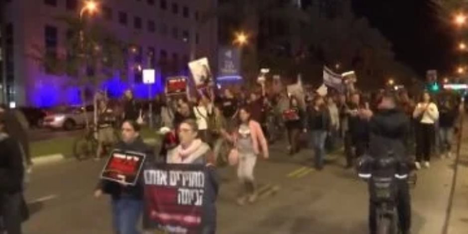 متظاهرون يتوجهون لمقر نقابة العمال العامة في إسرائيل لإعلان إضراب شامل