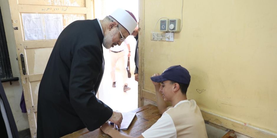 بدء لجنة مادة اللغة الأجنبية بامتحان القسم العلمى للشهادة الثانوية الأزهرية