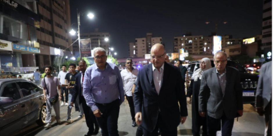 محافظ القاهرة يجرى جولة تفقدية لمتابعة تطبيق مواعيد غلق المحال 