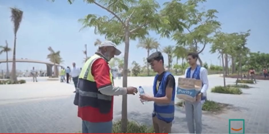 متطوعو حياة كريمة يدعمون العمال بالعاصمة الادارية في ظل الحر الشديد.. ويؤكدون: أبسط شيء يمكن أن نقدمه "فيديو"