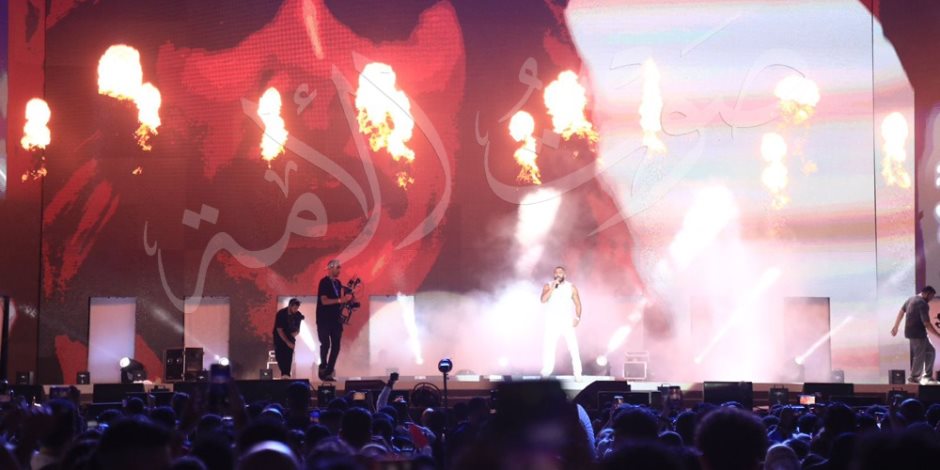 تامر حسني يغني للتيك توكر لي لي سامي "نور عينى" في مهرجان العلمين: وعدت ووفيت