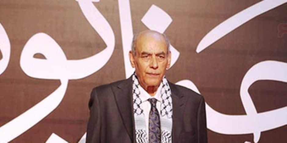 أحمد بدير فى حفل افتتاح المهرجان القومى للمسرح بالكوفية الفلسطينية 