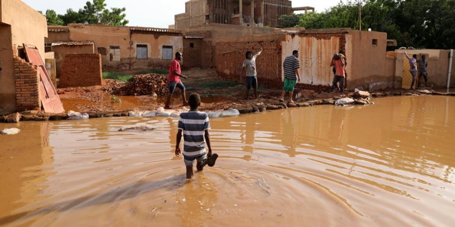 أزمة السودان المتفاقمة.. فيضانات وأمطار تهدد بكارثة إنسانية و26 مليون جائع