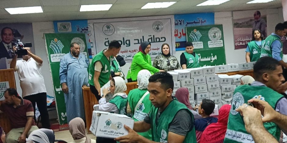 إنجازات حملة «إيد واحدة» بالأرقام بعد شهر من تدشينها.. معارض ملابس وكراتين غذائية