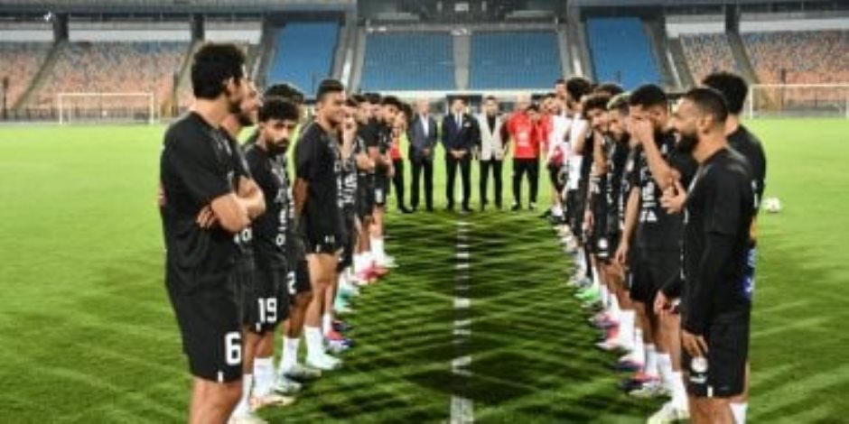 ممر شرفي في منتخب مصر لأبطال الأولمبياد وصور تذكارية مع صلاح