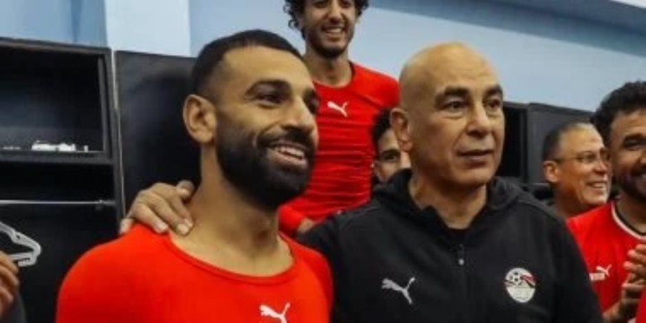 منتخب مصر يحتفل بوصول محمد صلاح للمباراة رقم 100.. صور