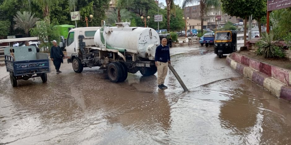 محافظ الجيزة يتابع جهود إزالة آثار الأمطار من الشوارع وتوزيع فرق العمل الميدانية