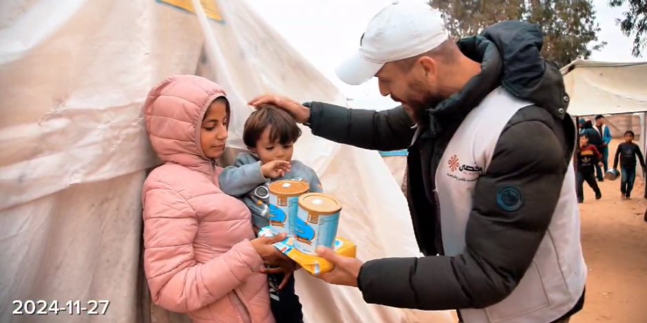 «عظيمة يا مصر يا أرض النعم والكرم».. دعما لأهل فلسطين توزيع كراتين ألبان على أطفال غزة