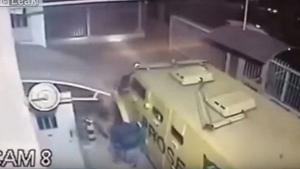 بالفيديو .. لصوص يستولون على الملايين من أمام أحد البنوك البرازيلية بالفيديو .. لصوص يستولون على الملايين من أمام أحد البنوك البرازيلية