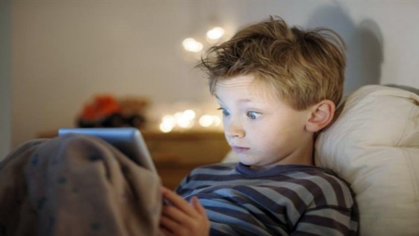 استخدام الأطفال للهواتف الذكية يصيبهم بـ«الحوَل»